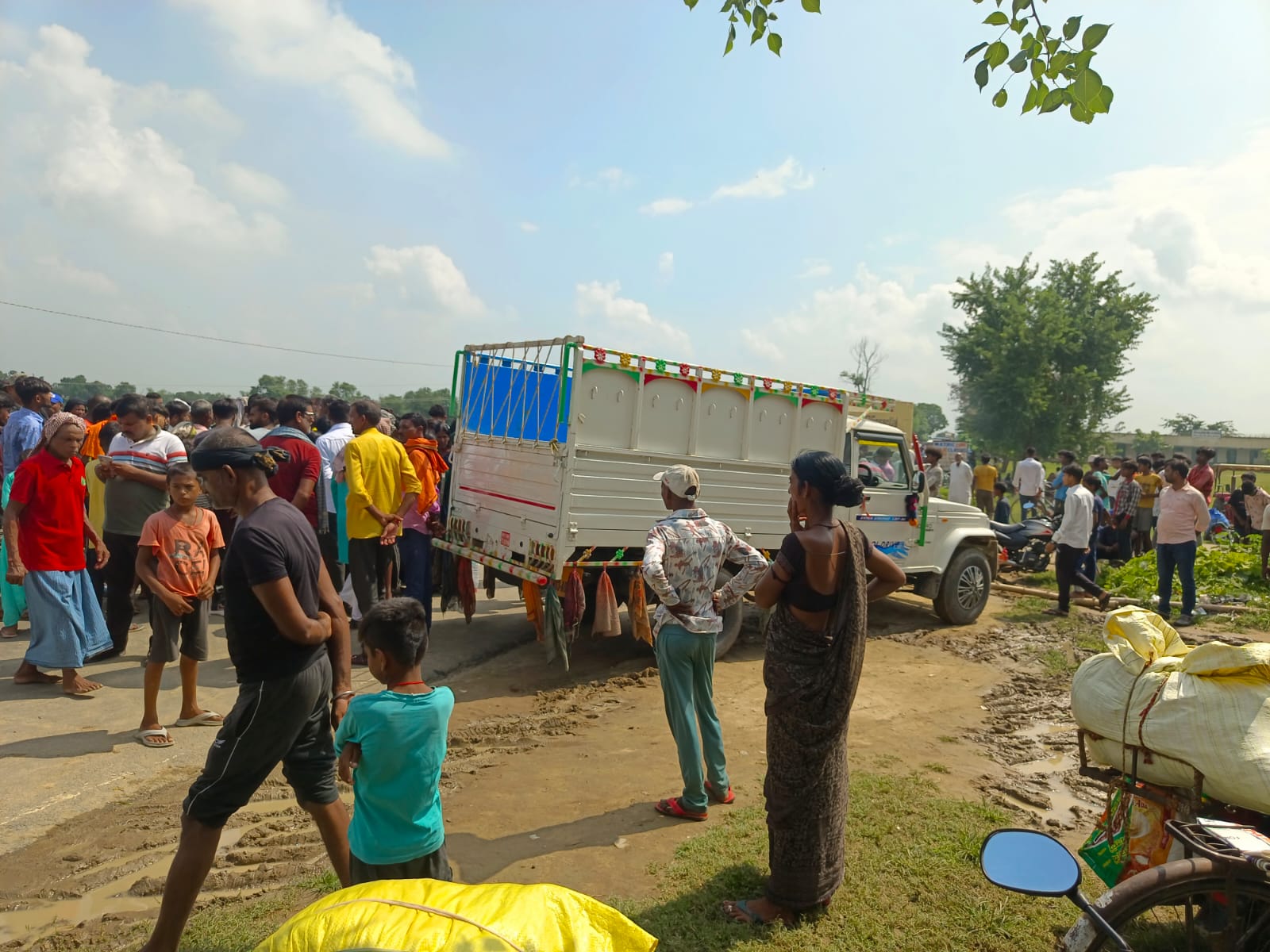 BREAKING : पलामू में पिकअप की टक्कर से 8 वर्षीय मासूम की हुई मौत, ग्रामीणों ने किया सड़क जाम