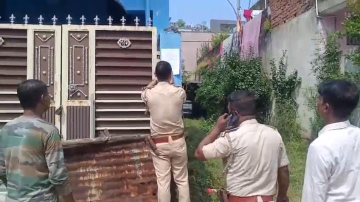 रामगढ़ के कुजू पुलिस ने फरार गैंगस्टर राहुल दुबे के घर और आसपास चिपकाए इश्तिहार, लोगों से सहयोग की अपील