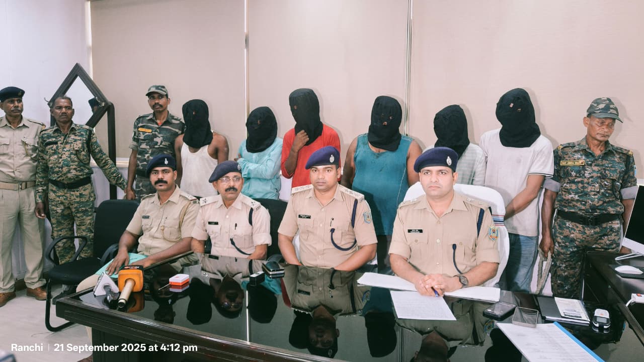 RANCHI NEWS: थाना में घुस कर पुलिसकर्मी की पिटाई और तोड़फोड़,महिला समेत आठ गिरफ्तार  