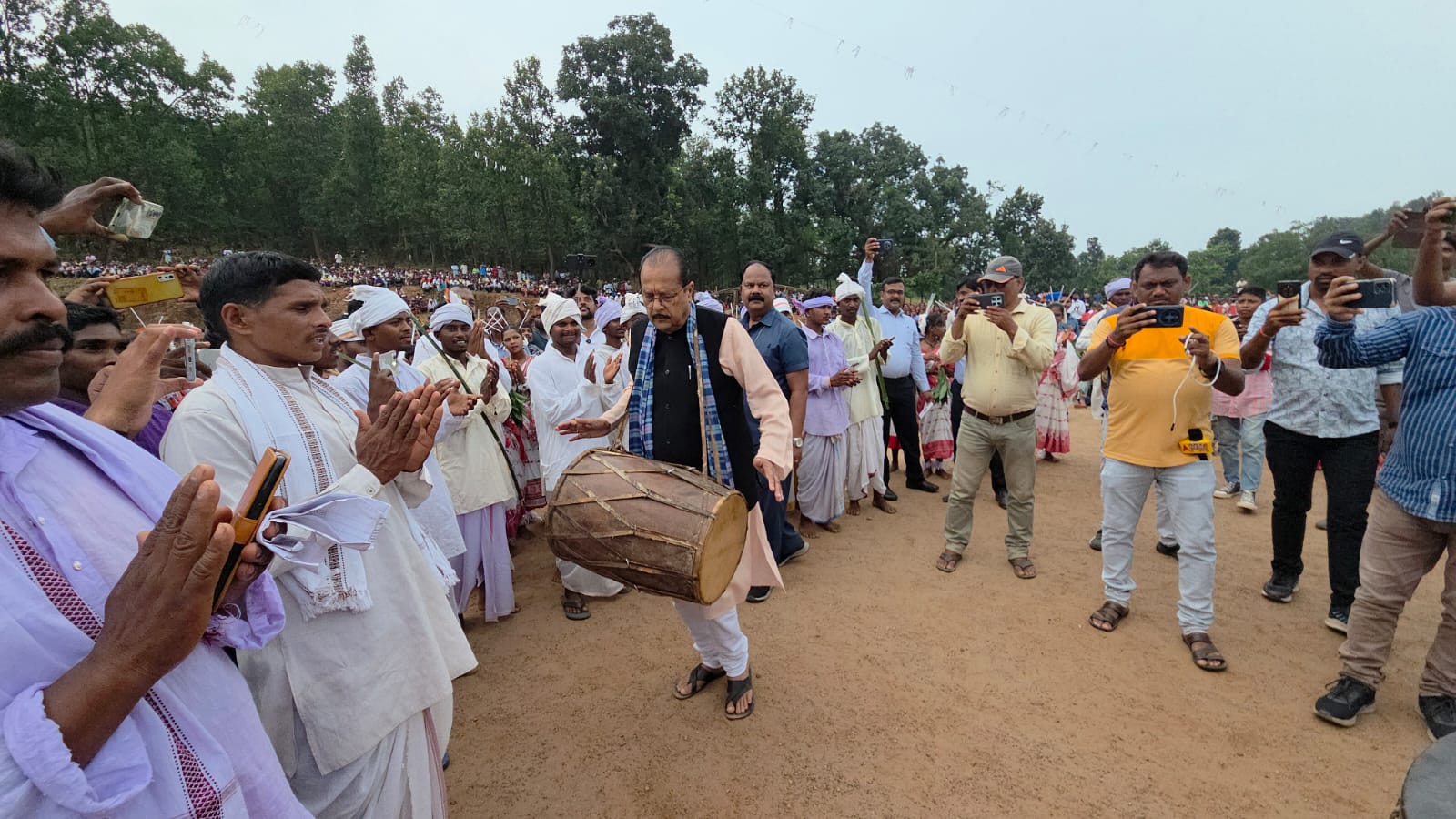 राजनीति : रांची से सटे  गाँव कोंचांग में लगी काँग्रेसियों की ग्रामसभा, पार्टी प्रभारी, सूबे के मंत्री और  सांसद ने सुनी आदिवासियों की पीड़ा   