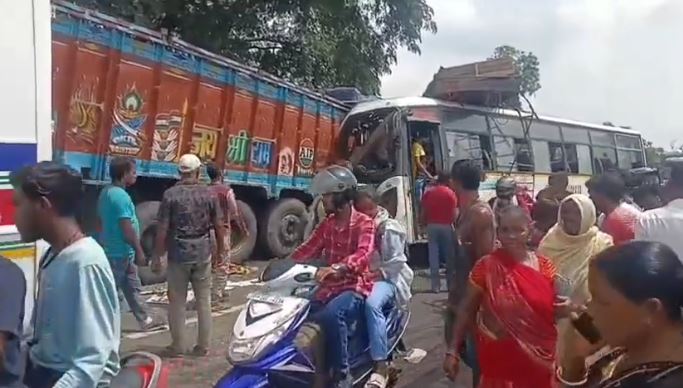 BIG BREAKING: बोकारो से रांची आ रही बस दुर्घटनाग्रस्त, 2 लोगों की मौत, 25 यात्री घायल, 7 की हालत नाजूक
