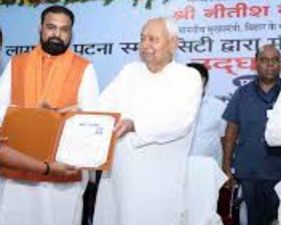 नीतीश कुमार ने किया विभिन्न योजनाओं का किया उद्घाटन एवं शिलान्यास, नवनियुक्त नगर प्रबंधकों को प्रदान किया नियुक्ति पत्र