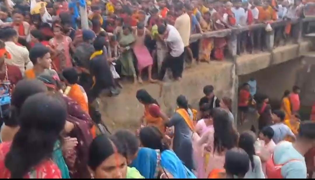मुंगेर: तेलडीहा दुर्गा मंदिर में उमड़ा जनसैलाब, पुल पर बेकाबू हुई भीड़, कई श्रद्धालु घायल