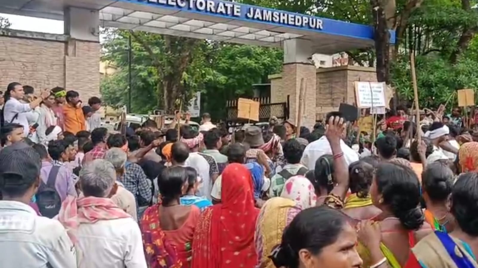 जमशेदपुर: 21 गांवों के ग्रामीणों ने डीसी ऑफिस का किया घेराव, 30 दिन में मांगें नहीं हुई पूरी तो होगा उग्र आंदोलन