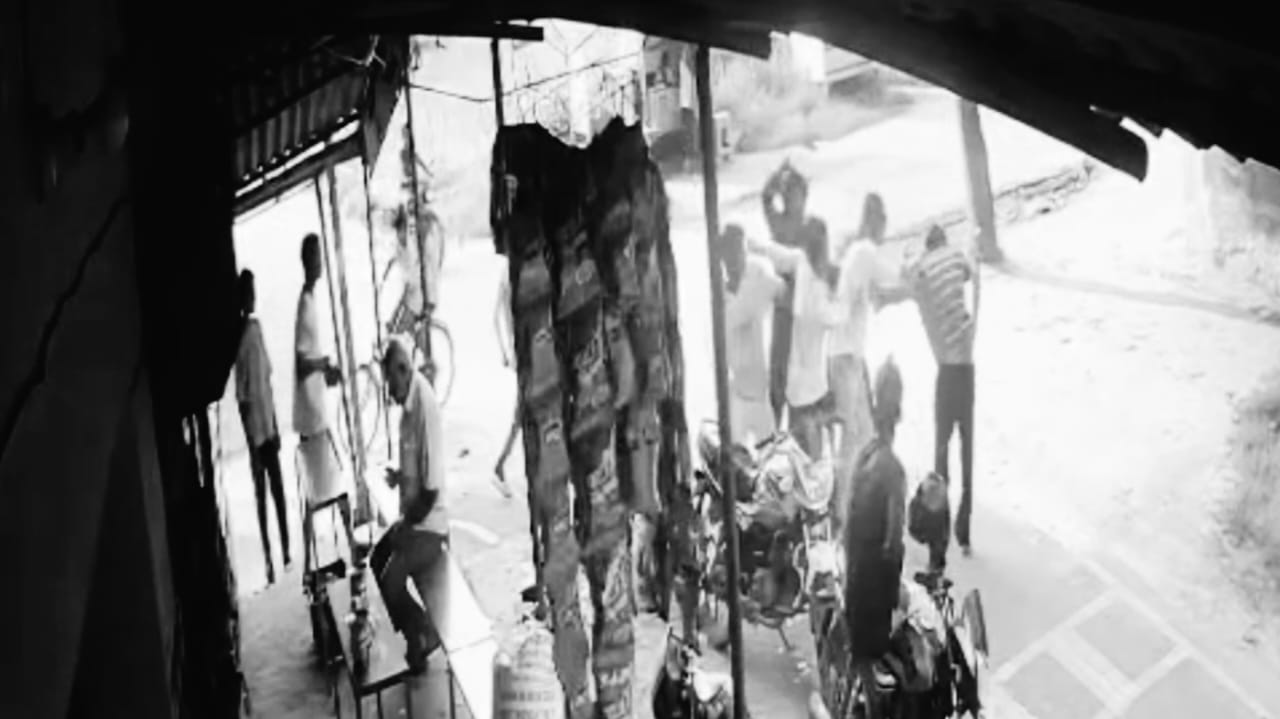 दोस्ती के नाम पर खून! गोपालगंज में लाइव मर्डर CCTV में हुआ कैद, दोस्तों ने बेरहमी से कर दी हत्या, देखिए वीडियो