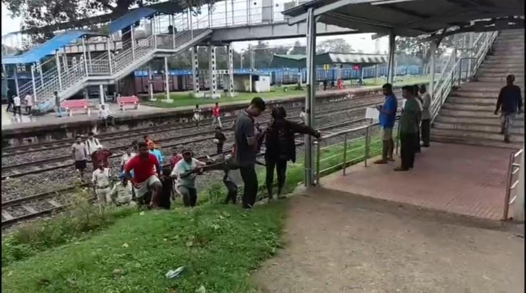 धनबाद: ट्रेन से गिरकर महिला की मौत, परिजनों में मातम