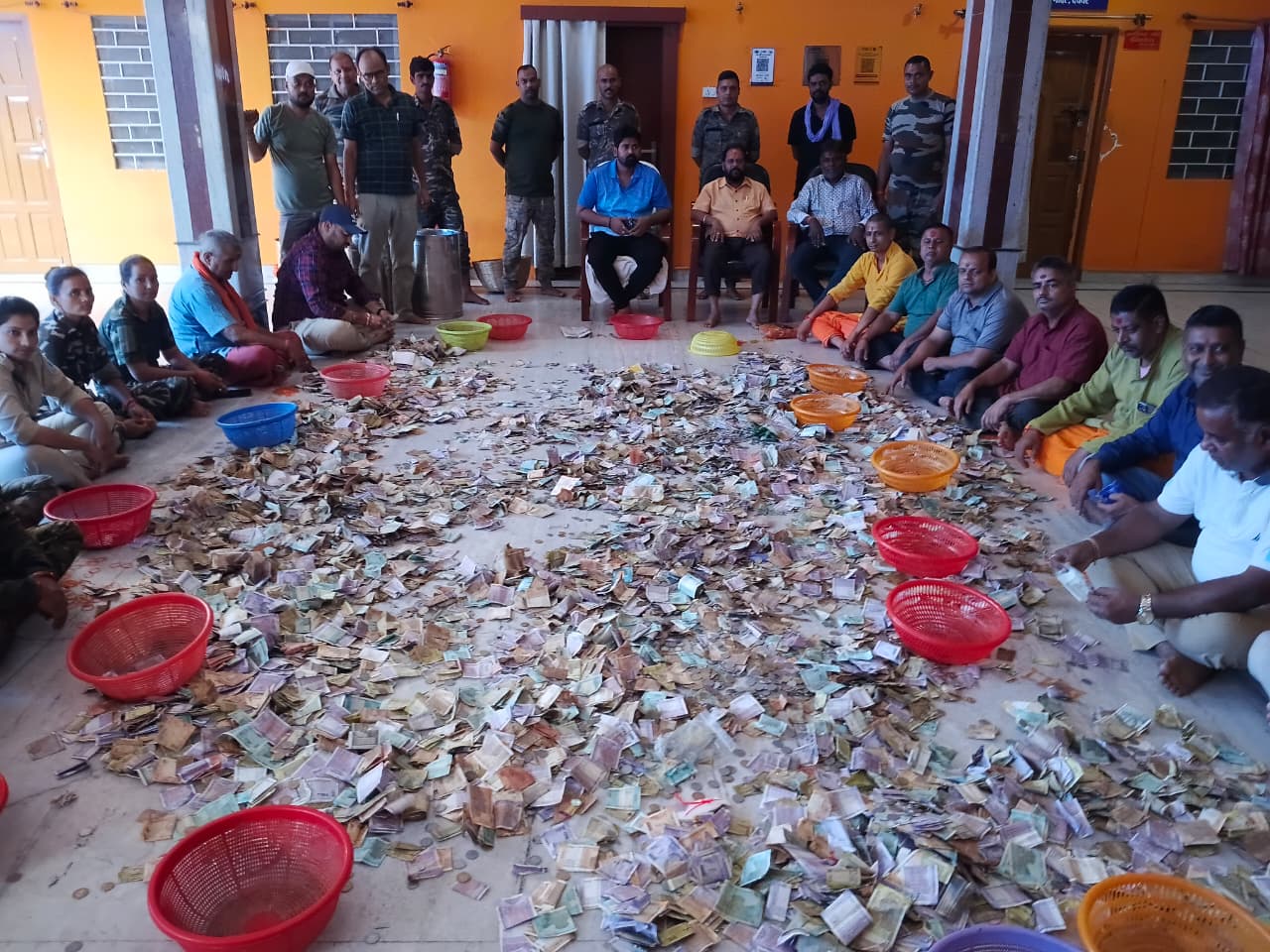 बाबा मंदिर के आय में बढ़ रही है विदेशी मुद्राओं की संख्या, पितृपक्ष में भी श्रद्धालुओं ने किए दान