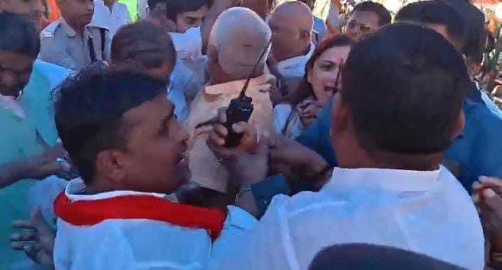 सम्मेलन है कि कुश्ती का मैदान !एक दूसरे पर लात घुसे बरसाने लगे एनडीए कार्यकर्ता,जमकर चली कुर्सियां, देखिए-VIDEO    