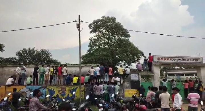 बेशरम मास्टर जी !  जब गुरूजी ने छात्राओं से की गंदी बात तो छात्राओं ने इस तरह सिखाया सबक ,जाने मामला