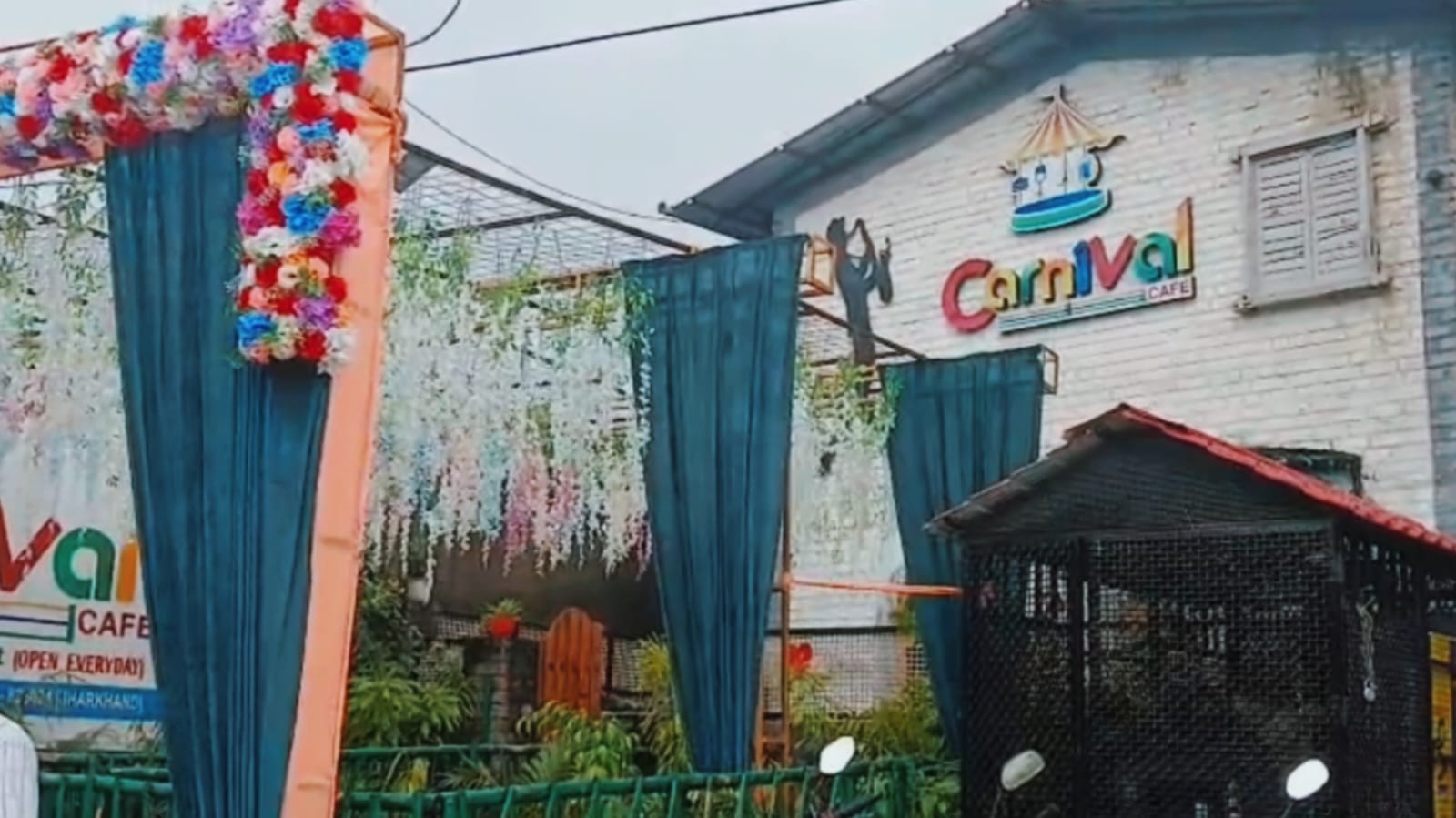 धनबाद में फूड सेफ्टी विभाग की रेड, हुक्का-चिलम और एक्सपायर लाइसेंस के कारण कार्निवल रेस्टोरेंट हुआ सील