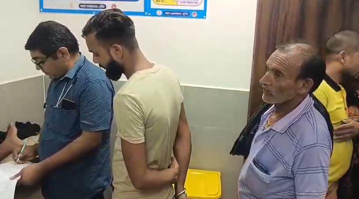 BIHAR:कब्रिस्तान विवाद को लेकर दो समुदायों के बीच गोलीबारी, कई घायल, 22 को पुलिस ने किया गिरफ्तार