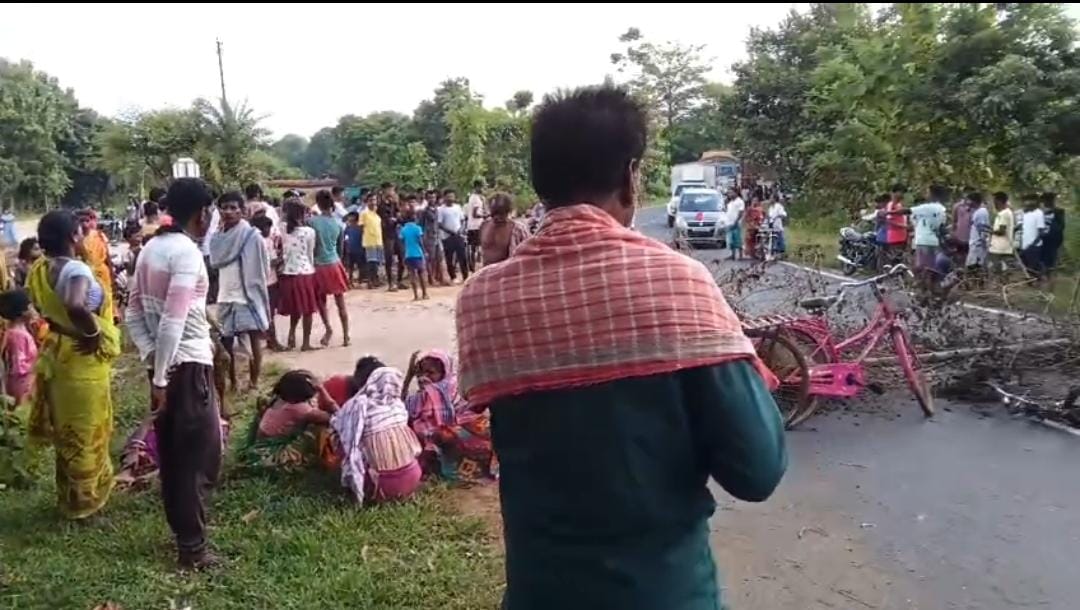 दुमका में रफ्तार का कहर, ट्रक की चपेट में आकर पिता की मौत, पुत्र घायल