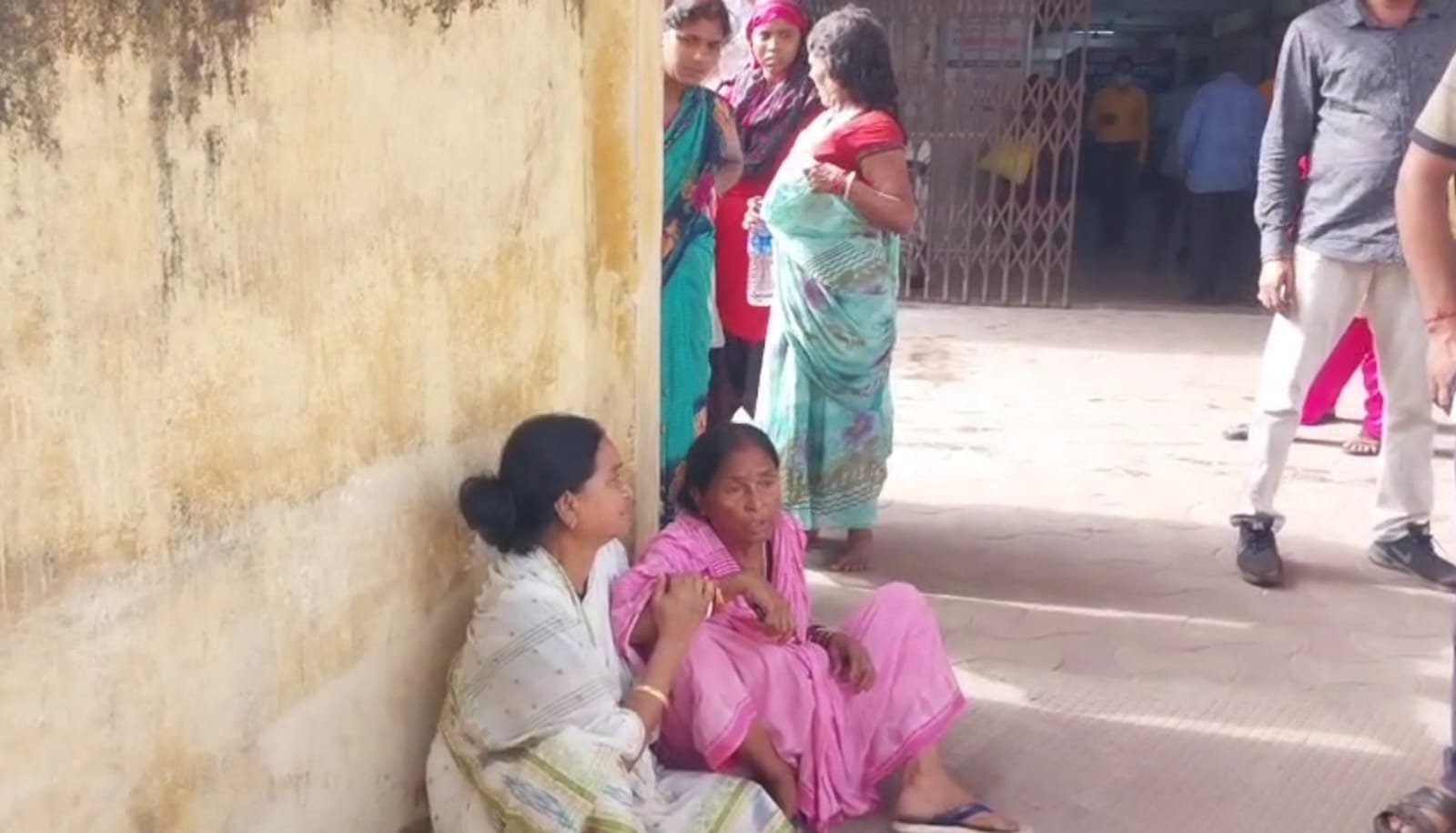 विवाहिता की संदिग्ध हालत में मौत, जांघ और गर्दन पर चोटों के मिले निशान, ससुराल पक्ष पर लगा हत्या का आरोप