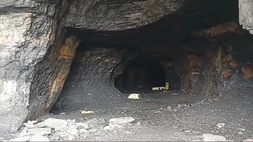 धनबाद में भू-धसान के कारण धरती में समा गई दुकान, लोगों की सुरक्षा पर उठे गंभीर सवाल