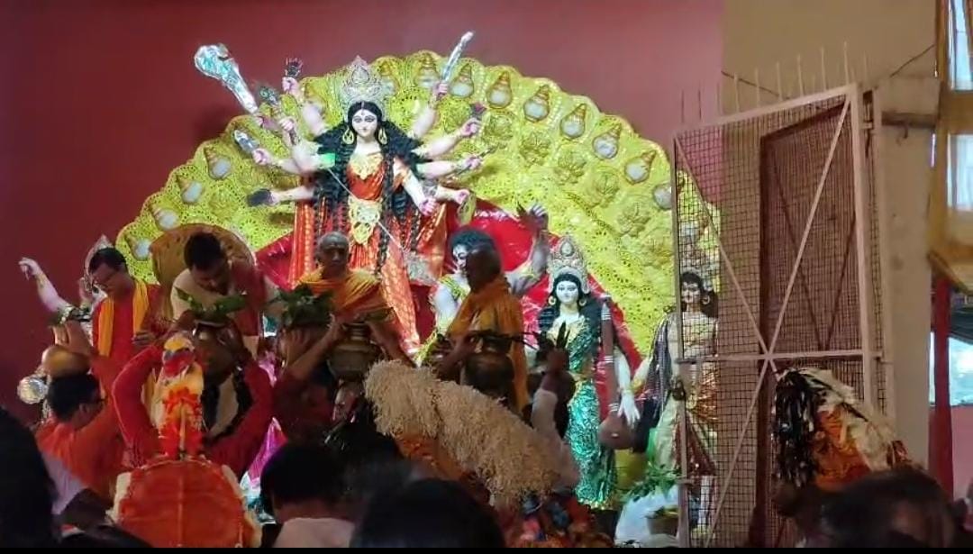 दुर्गा पूजा मंडपों में कोलाबऊ की स्थापना के साथ महासप्तमी का शुभारंभ, विधि-विधान के साथ की गई पूजा-अर्चना