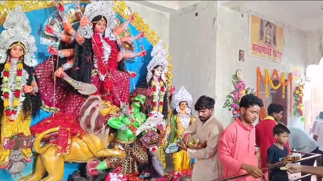 शारदीय नवरात्र-महाष्टमी पर पूजा पंडाल और मंदिरों में उमड़ पड़ी महिलाओं की भीड़, डाला चढ़ाने की है परंपरा