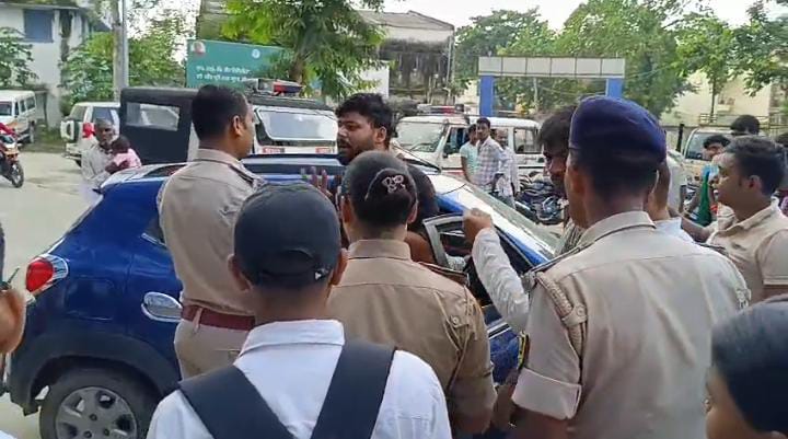 BREAKING:मरीज की मौत के बाद रणक्षेत्र में तबदील हुआ नालंदा का ये मॉडल अस्पताल, परिजनों ने जमकर की तोड़-फोड़