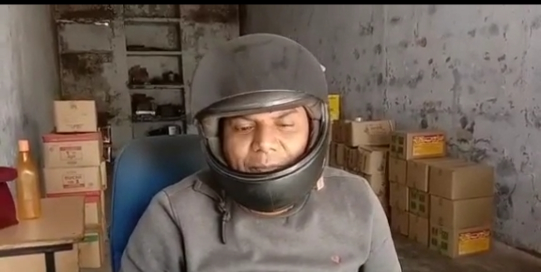 परसुडीह मंडी के दुकानदार हेलमेट पहन कर क्यों करते हैं दुकानदारी, जानने के लिए पढ़िए पूरी खबर