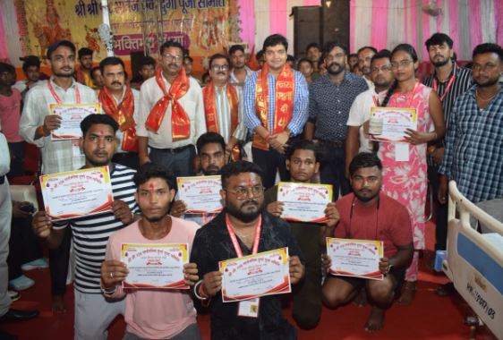 पाकुड़ के दुर्गा पूजा पंडाल परिसर में रक्तदान शिविर का आयोजन