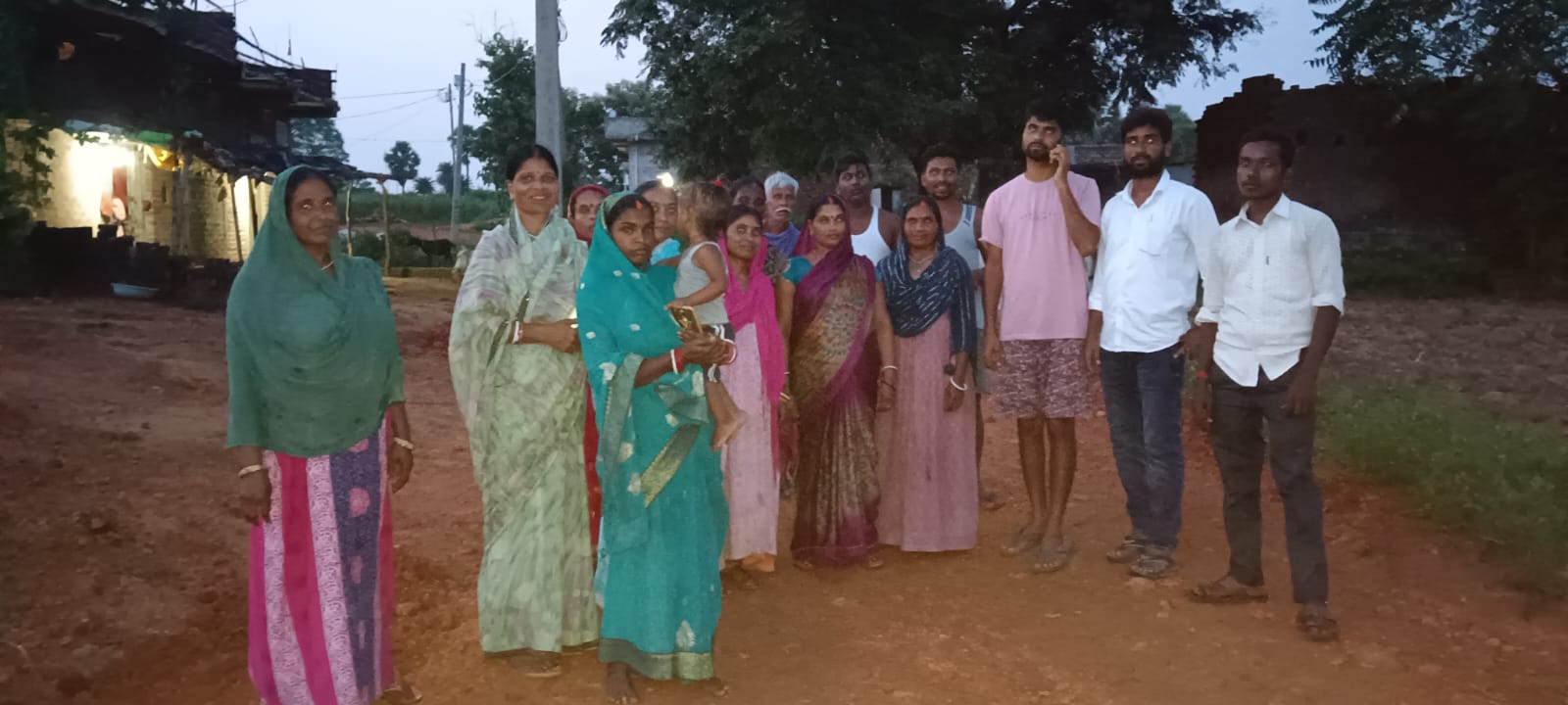 मंईयां योजना के पैसे से पलामू की महिलाओं ने बना दिया गांव की सड़क,खुद किया उद्घाटन