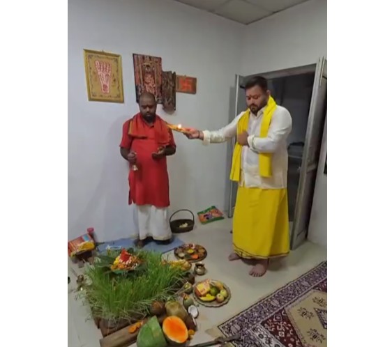 तेजस्वी यादव ने मां की आरती कर दी महानवमी की शुभकामनाएं