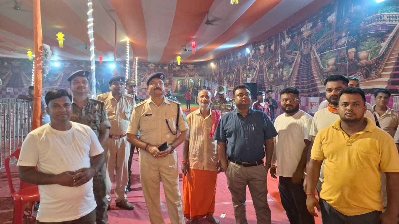 पाकुड़: एसडीओ और एसडीपीओ पहुंचे तारापुर,दुर्गा पूजा पंडाल में सुरक्षा व्यवस्था का अधिकारियों ने लिया जायजा