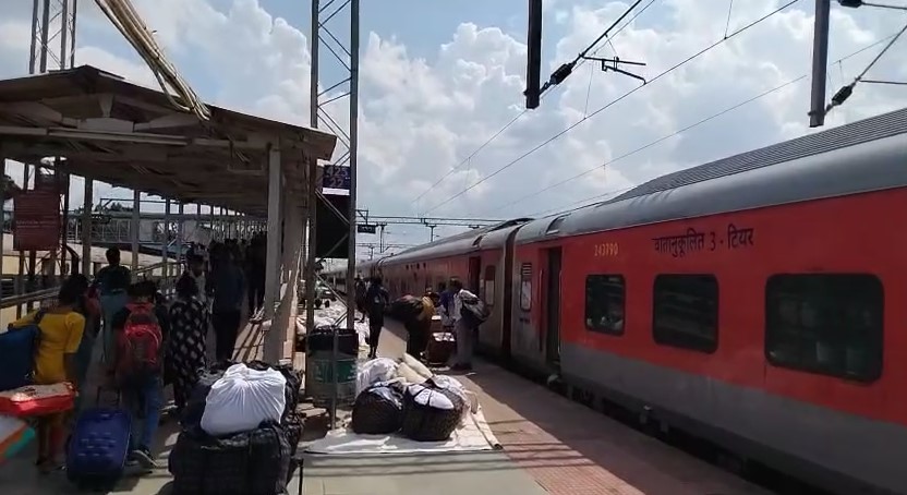 BREAKING:बैंगलोर से दुर्गा पूजा मनाने  लौट रही गर्भवती महिला की ट्रेन में मौत, हटिया स्टेशन पर मचा कोहराम