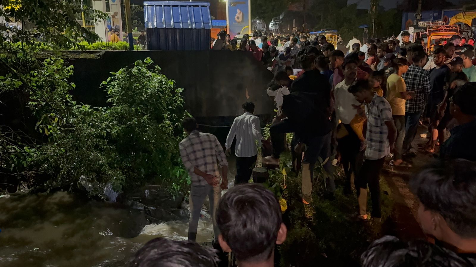 Big Breaking : दुमका में झमाझम  बारिश और नाले में बह गई महिला, हो गई मौत लेकिन सबसे बड़ा सवाल महिला फिसली कैसे  !