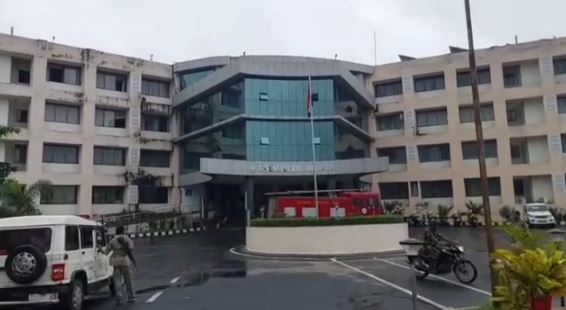 BREAKING: धनबाद समाहरणालय के तीसरे तल्ले पर लगी आग, मची अफरातफरी