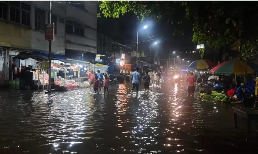 Durga Puja 2025: तेज बारिश ने कहीं रावण को जीवनदान दिया तो कहीं जूता -चप्पल को हाथ में लेने को कैसे मजबूर किया, पढ़िए !