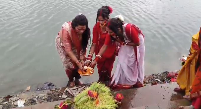 नवरात्रि की पूजा के बाद किन्नर समाज ने किया कलश विसर्जन