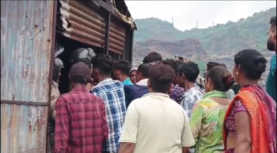 धनबाद के ग्रामीण क्षेत्रों में प्रबंधन लगातार कर रहा बिजली कटौती, ग्रामीणों ने जमकर किया प्रदर्शन 