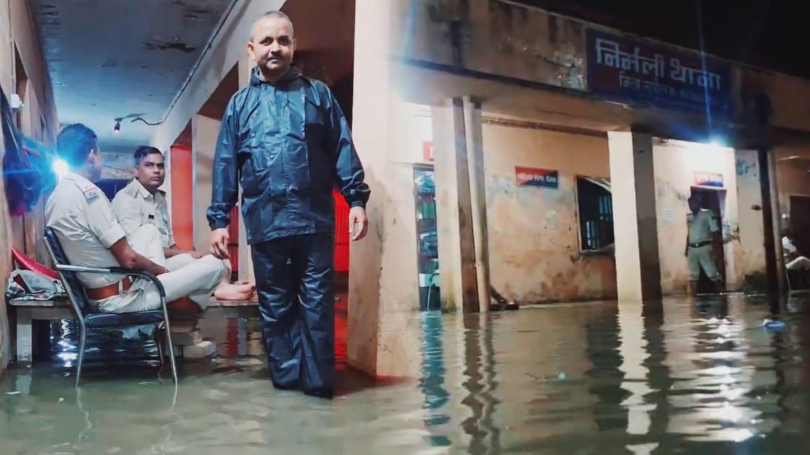 थाना हुआ पानी-पानी! सुपौल में भारी बारिश से बढ़ा कोसी का जलस्तर, बराज से 4 लाख 86 हजार 760 क्यूसेक पानी डिस्चार्ज