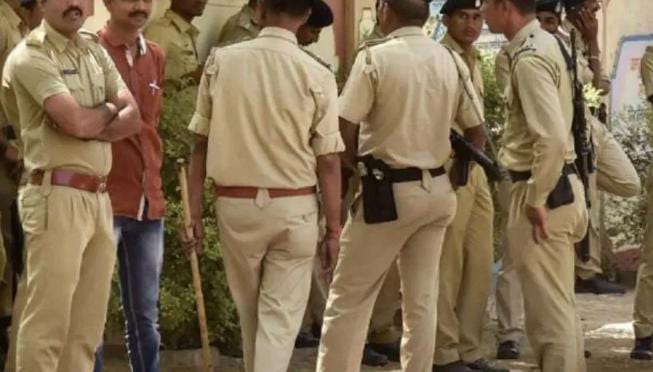 गुरु घंटाल मास्टर जी !  महिला के साथ स्कूल में रंगरलियां मना रहे थे टीचर, तभी बच्चों ने बना लिया वीडियो, पढ़ें फिर क्या हुआ