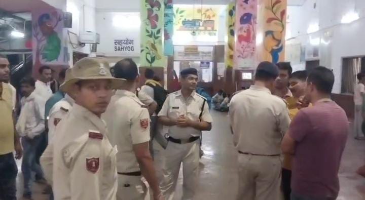 धनबाद रेलवे स्टेशन पर बड़ा हादसा, स्कैनिंग मशीन में फंसा छोटे बच्चे का हाथ, पढे फिर क्या हुआ