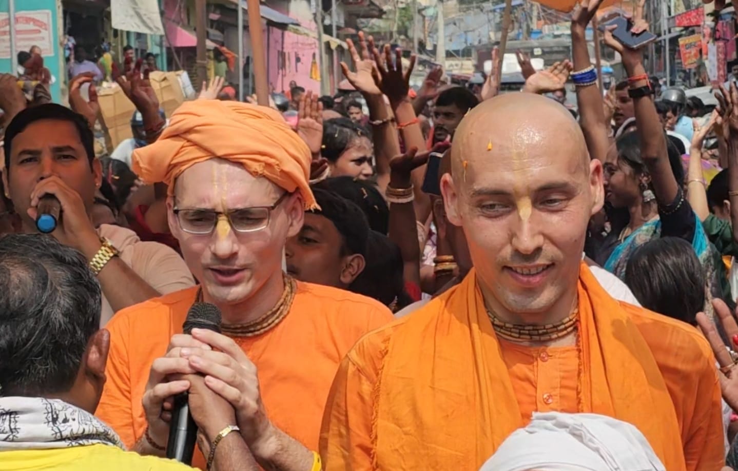 हिरणपुर का लोटस टेंपल बना वैश्विक भक्ति केंद्र, रजत जयंती पर विदेशी भक्तों ने रचा आस्था का संगम