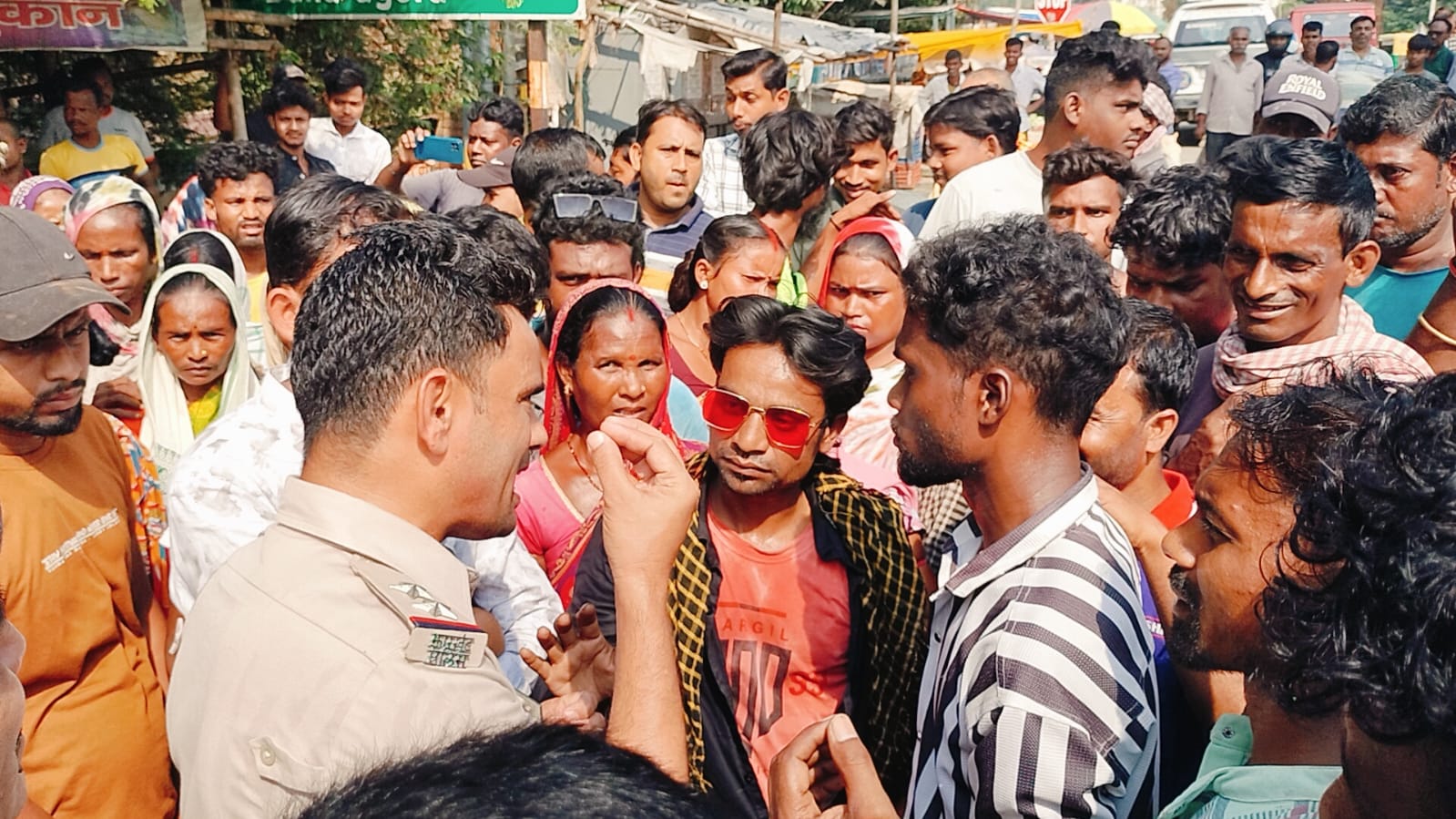 जमशेदपुर ट्रैफिक पुलिस को मजदूरों से पंगा लेना पड़ गया भारी, चालान को लेकर मचा बवाल