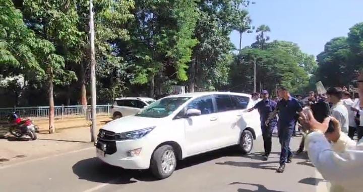 BREAKING:लालू प्रसाद यादव के काफिले के सामने राजद कार्यकर्ताओं का हंगामा, पढ़ें क्या है इनकी मांग 