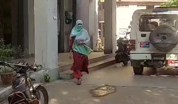 तौबा तौबा कुछ तो शर्मा कर लो ! नापी देने गई शादीशुदा युवती से दर्जी ने कर दी अश्लील हरकत पढे फिर क्या हुआ? 