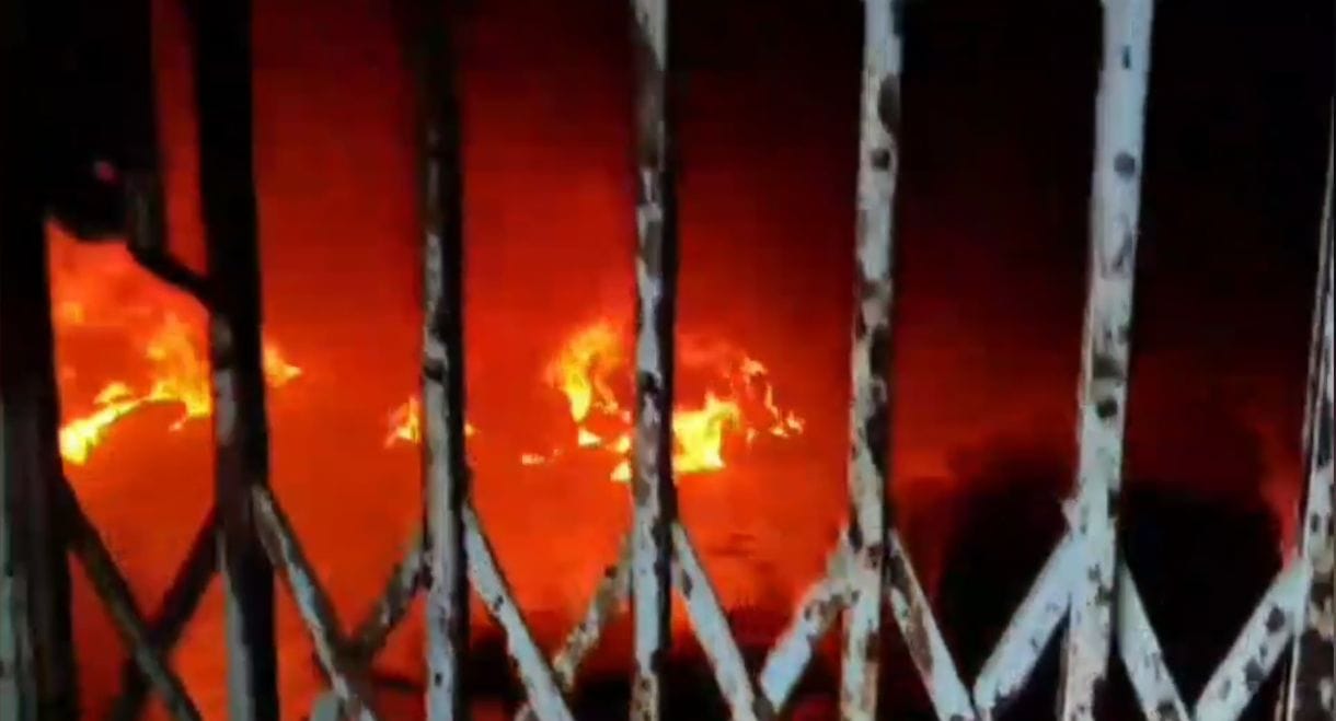 BREAKING:झरिया के इस सैकड़ो साल पुरानी मंदिर में लगी भीषण आग,लाखों का नुकसान 