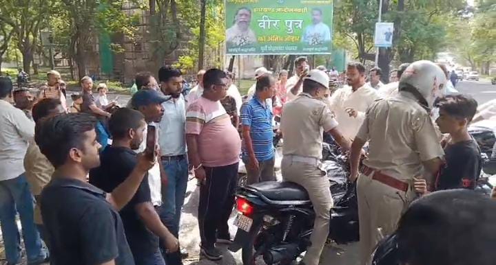 वाह साहेब! जमशेदपुर में महिला के साथ ट्रैफिक पुलिस ने की मनमानी, दो बार धक्का देकर गिराया,देखिए-VIRAL VIDEO 