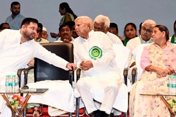 BIG BREAKING: लालू परिवार को चुनाव से पहले बड़ा झटका, IRCTC घोटाला मामले में आरोप तय