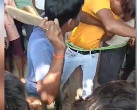 ये कैसा इंसाफ है ! बैटरी चोरी के आरोप में युवकों को पेड़ से बांधकर जानवर की तरह पीटने लगे लोग, देखिये-VIDEO