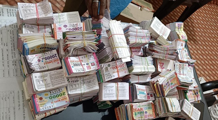 अवैध लॉटरी अड्डे पर पुलिस का छापा, भारी मात्रा में लॉटरी टिकट और नगदी के साथ एक गिरफ्तार