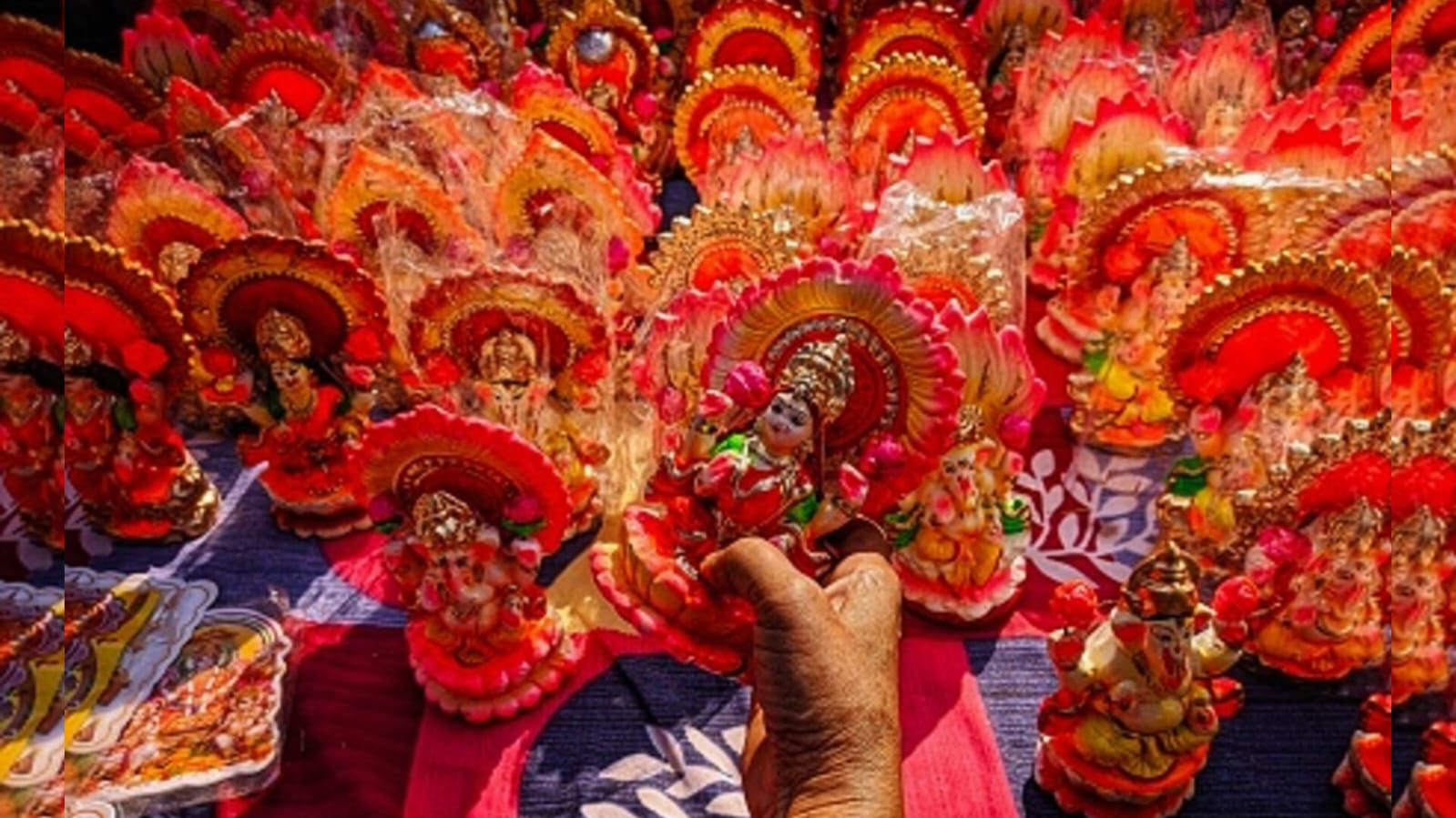 इस दिवाली लक्ष्मी-गणेश की मूर्ति खरीदते वक्त रखें ये 3 बातें ध्यान में, वरना साल भर पड़ सकता है कर्ज का साया