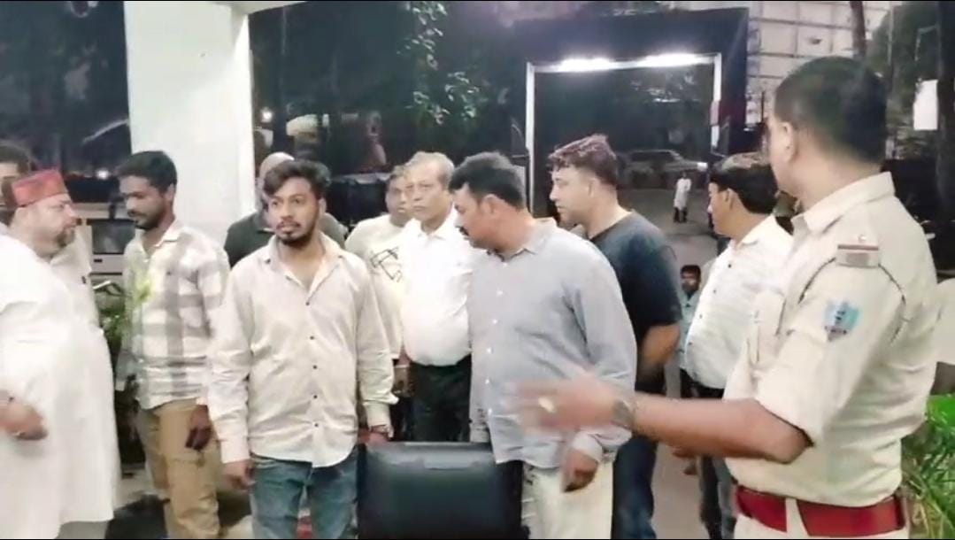 बड़ी खबर: जमशेदपुर में दो गुटों में जमकर मारपीट, डीसी लॉन्ज पार्लर में तोड़फोड़ से हुआ लाखों का नुकसान, 10 लोग गंभीर घायल