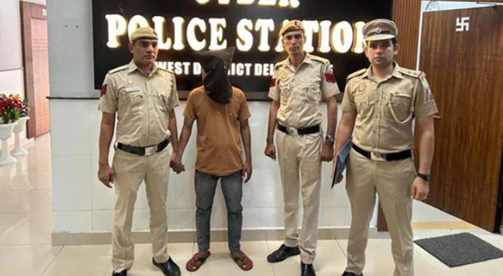 सोशल मीडिया पर लड़की बन लड़कियों से करता था दोस्ती, फिर फोटो और वीडियो मांग बिछाता था ऐसा जाल, पढ़ें इस शातिर का कारनामा