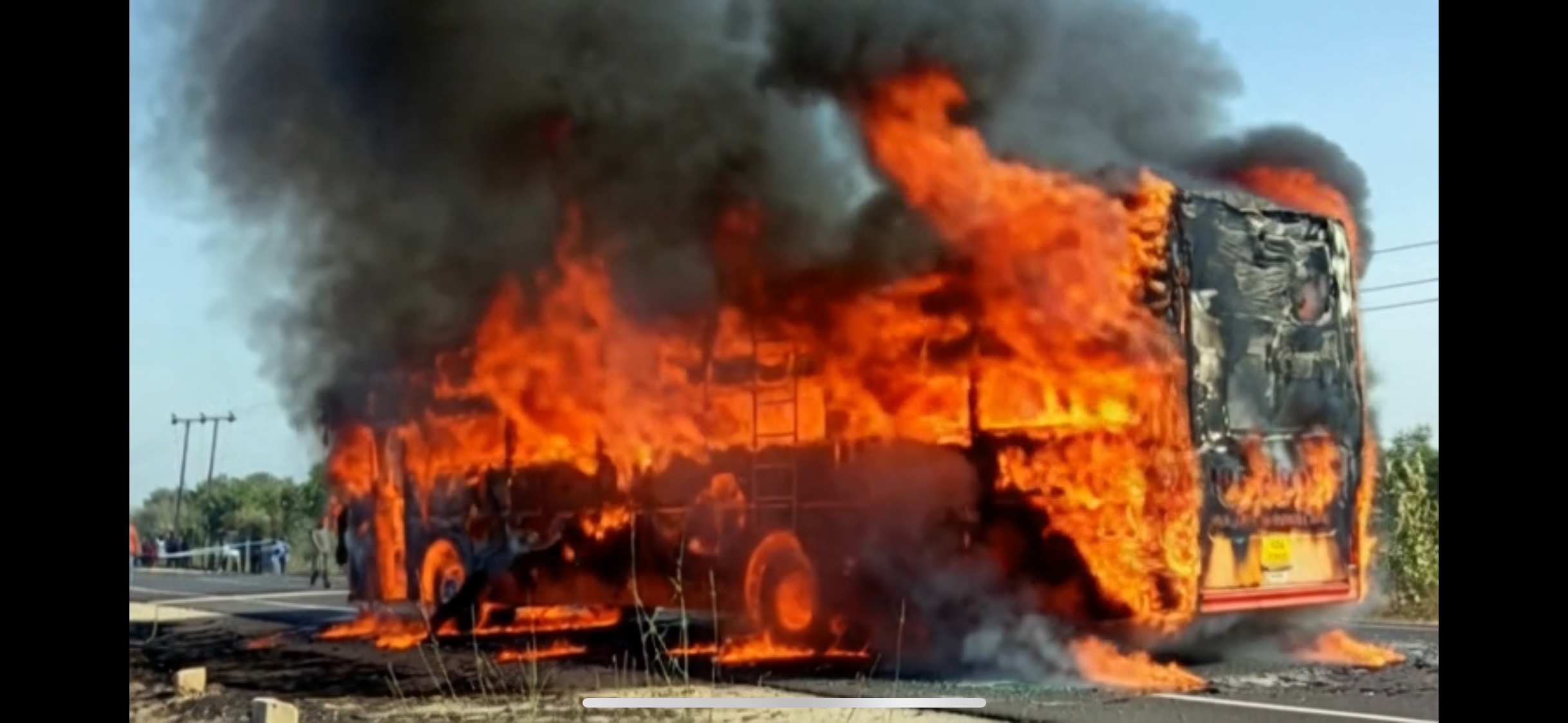 Big Breaking : अचानक चलती बस में लगी आग,20 ज़िंदा जले,30गंभीर हालत में अस्पताल में भर्ती