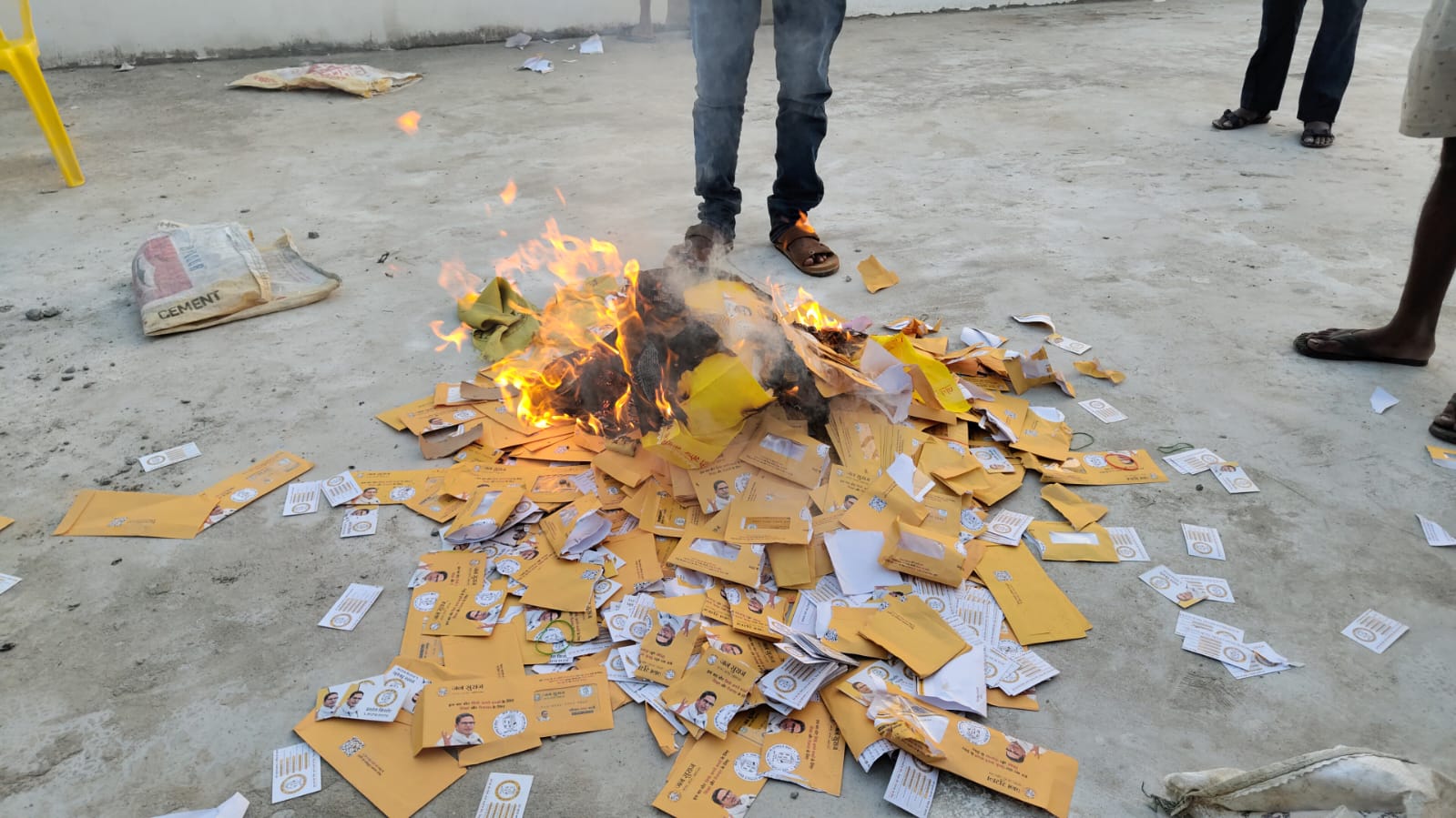 जन सुराज में बगावत की आग: टिकट न मिलने पर नेता ने पार्टी का झंडा समेत सभी समान जलाया