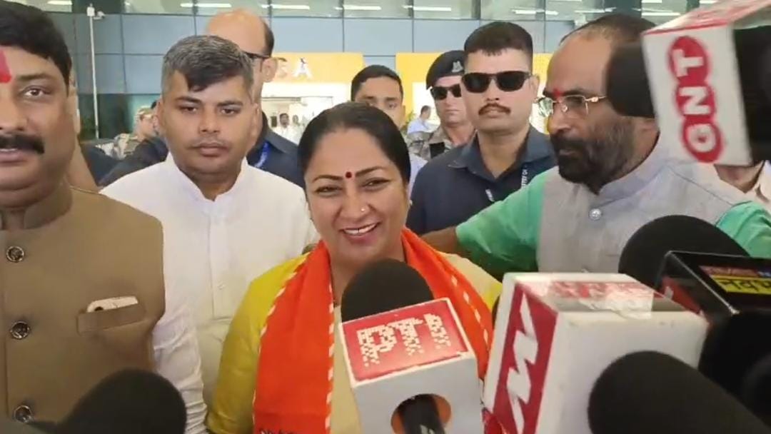 Bihar Election : चुनाव प्रचार के लिए पटना पहुंची दिल्ली की सीएम रेखा गुप्ता,  उपमुख्यमंत्री विजय कुमार सिन्हा के नॉमिनेशन कार्यक्रम में होंगी शामिल 